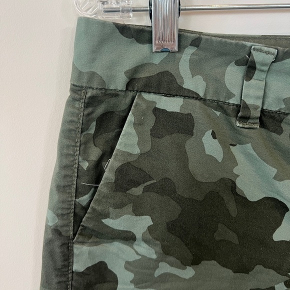 Old Navy Everyday Green Camouflage Mid-Rise Shorts. Women’s 4 - Picture 8 of 11